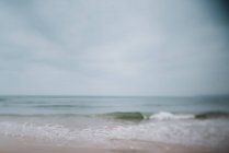 Вид на морський пейзаж з маленькими хвилями в сірий хмарний день . — стокове фото