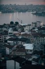 Incrível vista drone de vários edifícios de apartamentos localizados nas ruas de Istambul, Turquia — Fotografia de Stock