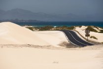 Estrada através do deserto e água do oceano nas ilhas Canárias — Fotografia de Stock