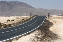 Panneaux routiers et autoroutiers dans le désert de Fuerteventura, Îles Canaries — Photo de stock