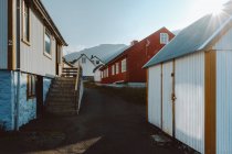 Vista al porche con escalones y modernas casas rurales coloridas a la luz del sol en la isla de Feroe - foto de stock