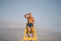 Сильный спасатель следит за пляжем — стоковое фото