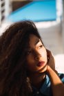Портрет афроамериканской мечтательной женщины в солнечном свете — стоковое фото
