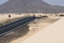 Strada con indicazioni nel deserto di Fuerteventura, Isole Canarie — Foto stock