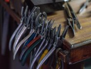 Primer plano de diferentes herramientas de metal en la mesa de madera - foto de stock