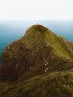 Зеленый холм и вид на океан на острове Фероэ — стоковое фото