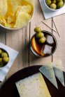 Cocktail and snacks served on wooden table — Stock Photo