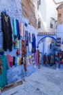 Магазины в Chaouen, синий город Марокко — стоковое фото