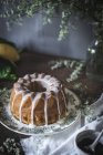 Leckerer Mohnkuchen auf Teller — Stockfoto
