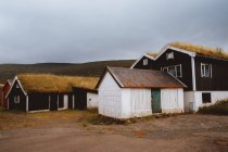 Коричневий шорсткою Сільські будинки з сухої трави на дахах, на Feroe острови — стокове фото