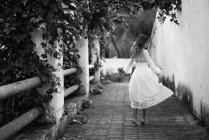 Belle jeune femme en robe blanche — Photo de stock