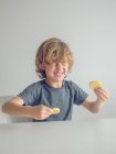 Ragazzo divertente con fette di limone — Foto stock