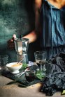 Жінка, що подає каву в кришталевому склі — стокове фото