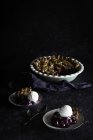 Pastel de bayas recién horneado y sabroso servido con helado sobre fondo oscuro - foto de stock