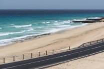Oceano litoral com água azul e estrada costeira, Ilhas Canárias — Fotografia de Stock