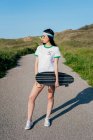 Menina adolescente elegante com placa longa no verão — Fotografia de Stock