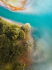 Пташиного польоту бірюзові води і зелених дерев у Паіс Васко, Країна Басків, Іспанія — стокове фото