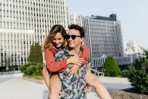 Paar amüsiert sich auf Stadtstraße — Stockfoto