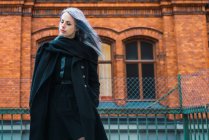 Vogue-Frau im schwarzen Mantel — Stockfoto