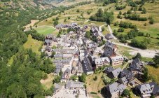 Drone vista de la antigua ciudad de Asturias en verde campo de valle en España - foto de stock