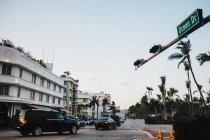 Carros de luxo andando na estrada estreita rua em tempo nublado na cidade de Miami — Fotografia de Stock