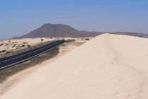 Route avec panneaux dans le désert de Fuerteventura, Îles Canaries — Photo de stock
