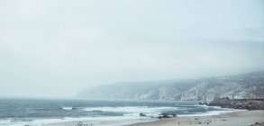 Paysage pittoresque du littoral océanique avec falaises dans la brume et le brouillard, Sintra, Portugal — Photo de stock