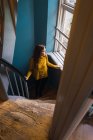 Hübsche Frau auf der Treppe — Stockfoto