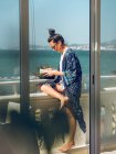 Frau mit Buch auf Balkon — Stockfoto
