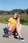 Mädchen mit Hund auf langem Brett in der Natur — Stockfoto