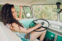 Brünette junge Frau fährt Retro-Auto — Stockfoto