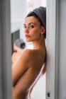 Retrato de jovem sensual topless mulher de pé no banheiro — Fotografia de Stock