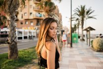 Splendida donna bruna in posa sulla spiaggia — Foto stock