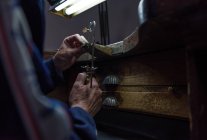 Mains d'ouvrier méconnaissable dans l'usine de bijoux — Photo de stock