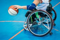 Deficientes homens do esporte em ação enquanto joga basquete indoor — Fotografia de Stock