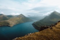 Зелений захоплюючими дух скелі під хмарного неба на Feroe острови — стокове фото