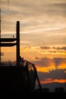 Silhouette del cantiere sullo sfondo del tramonto — Foto stock