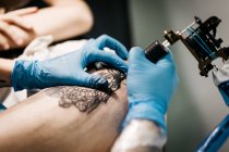 Обрізати руки розмальовка татуювання — стокове фото