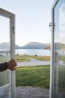 Hermosa vista al lago y al paisaje de montaña a través de una ventana abierta - foto de stock