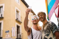 Schwules Paar von Jungen mit Smatphone in der Stadt Madrid — Stockfoto