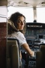 Bruna donna navigazione aereo e guardando la fotocamera — Foto stock
