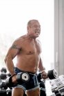 Homem mais velho muscular posando durante o treinamento — Fotografia de Stock