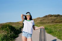 Стильная девочка-подросток с длинным пансионом летом — стоковое фото