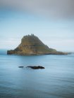 Pittoresca veduta dell'oceano blu calmo e della roccia sulle isole Feroe — Foto stock