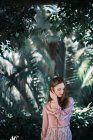 Jolie jeune femme en tenue élégante dansant tout en se tenant sur fond de jardin vert merveilleux — Photo de stock