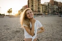 Великолепная женщина стоит на пляже — стоковое фото