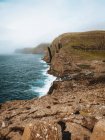 Océan et falaises rocheuses majestueuses sur les îles Feroe — Photo de stock