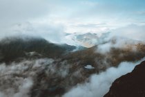 Montagne rocciose tra le nuvole sulle isole Feroe — Foto stock
