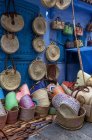 Tiendas en Chaouen, ciudad azul de Marruecos - foto de stock