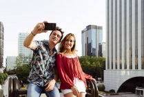 Casal tirando selfie no corrimão — Fotografia de Stock
